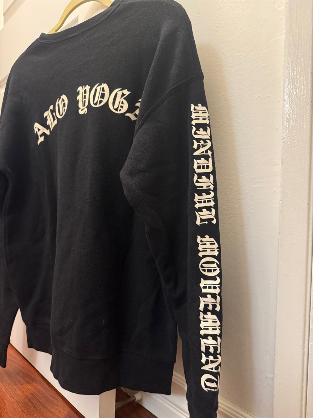 ALO Yoga Black Crewneck Sweatshirt with White old english Logo, size medium - Picture 5 of 6